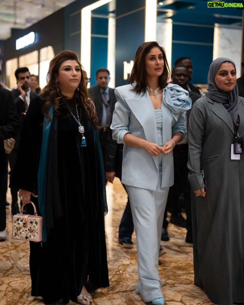Kareena Kapoor Instagram - A fantastic day in Qatar at the Doha Jewelry & Watches Exhibition 20th Edition 🩵🇶🇦 @djwe.qa @visitqatar #DJWE20 #DJWE #VisitQatar #DohaJewelleryandWatchesExhibition Doha Exhibition and Convention Center - DECC