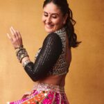 Kareena Kapoor Instagram - The biggest celebration of Indian Cinema is here! Join me for an evening full of glamour, glory and lots of entertainment at the 69th #HyundaiFilmfareAwards2024 with #GujaratTourism. Watch #FilmfareOnZeeTV, Sun, 18th Feb, 9 PM onwards. #FilmfareAwards2024 #Filmfare