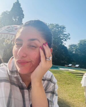 Kareena Kapoor Instagram - Makki ki roti, sarson da saag from our very own ghar ka bagh ❤️😉
P.S. these are a few of my favourite things 🫶🏻
#wintersupnorth 
#winterwoman