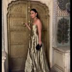 Kareena Kapoor Instagram - Ralph Lauren is timeless… whether it’s the working woman polo shirt, the luxe sporting cricket sweater, or the classic black dress. To me, it’s just everything that represents comfort and warmth… A family favourite for sure💛 A GOLDEN NIGHT INDEED 💛💛💛 @princessdiyakumarifoundation, @pachojaipur @gauravikumari @ralphlauren @collectiveindia #collaboration #RalphLauren P.S. Swipe till the end for 🎶, Sinnerman by my all time lover Nina Simone