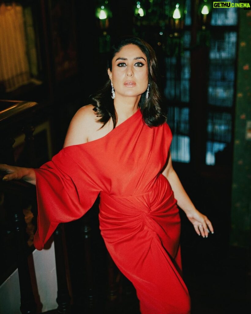 Kareena Kapoor Instagram - Ready to paint the town red with @bergerpaintsindia ❤️ #Ad