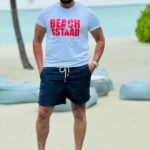 Kareena Kapoor Instagram - Is he advertising the next holiday destination ….while still on holiday!!!????🤣🤣🤣🌈🌈❤️❤️ #My hot husband💥❤️#My Saifu …