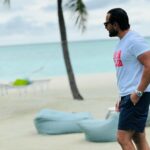 Kareena Kapoor Instagram - Is he advertising the next holiday destination ….while still on holiday!!!????🤣🤣🤣🌈🌈❤️❤️ #My hot husband💥❤️#My Saifu …
