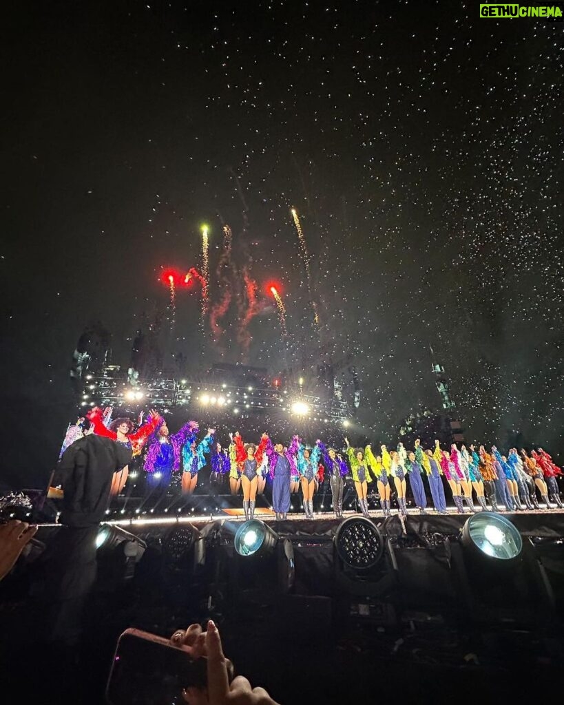 Karen Chuang Instagram - August 28, 2023 :: Ciudad de Mexico, muchísimas gracias por todo ♥️ This was my first time performing in Mexico City, and we did 4 shows in 4 days all at about 1.5 miles above sea level. These LA lungs were put to the test! Team Eras is the most remarkable, and our fearless leader is just simply the best. WE DID IT ✨🇲🇽 📸: Thank you Emily (@lilredheadxo) for sharing this photo from Twitter with me! #tstheerastour #erastour #cdmx #mexicocity #taylorswift #taylornation Foro Sol