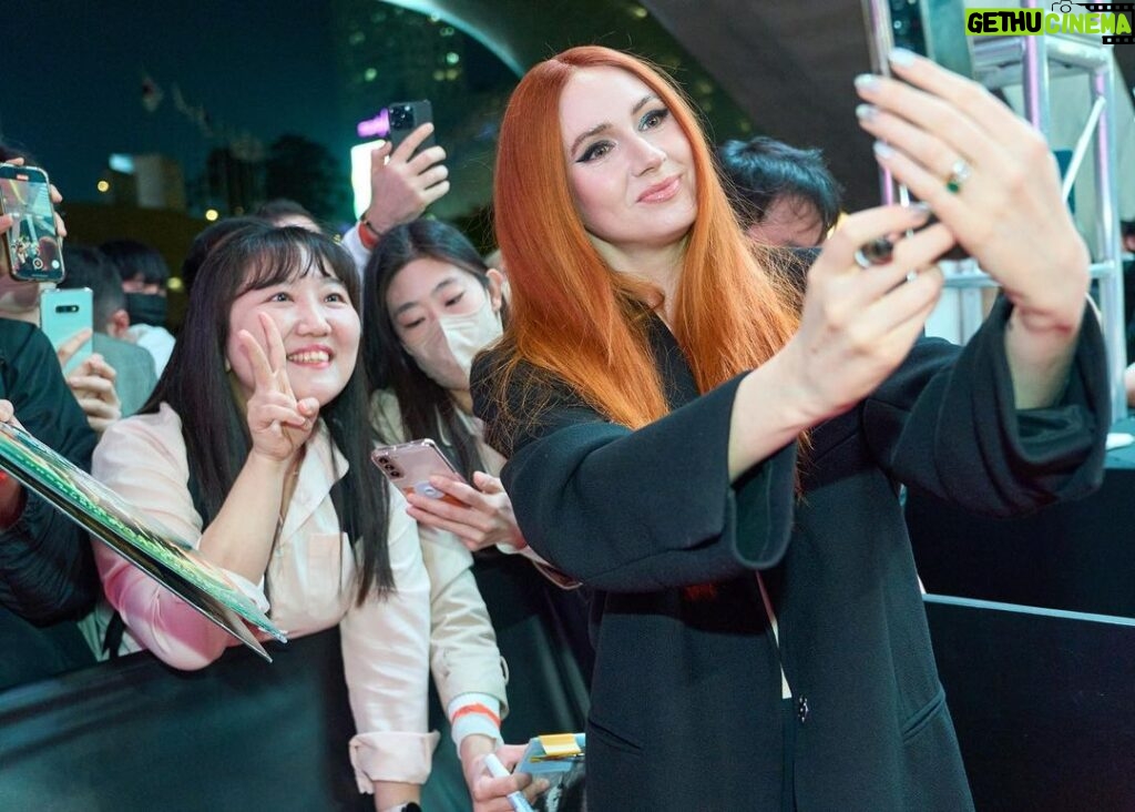 Karen Gillan Instagram - The Guardians on the red carpet in Korea… Styling @rebeccacorbinmurray Hair @bobbyeliot Make up @jennakristina #guardiansofthegalaxy #marvel @marvelstudios Seoul South Korea