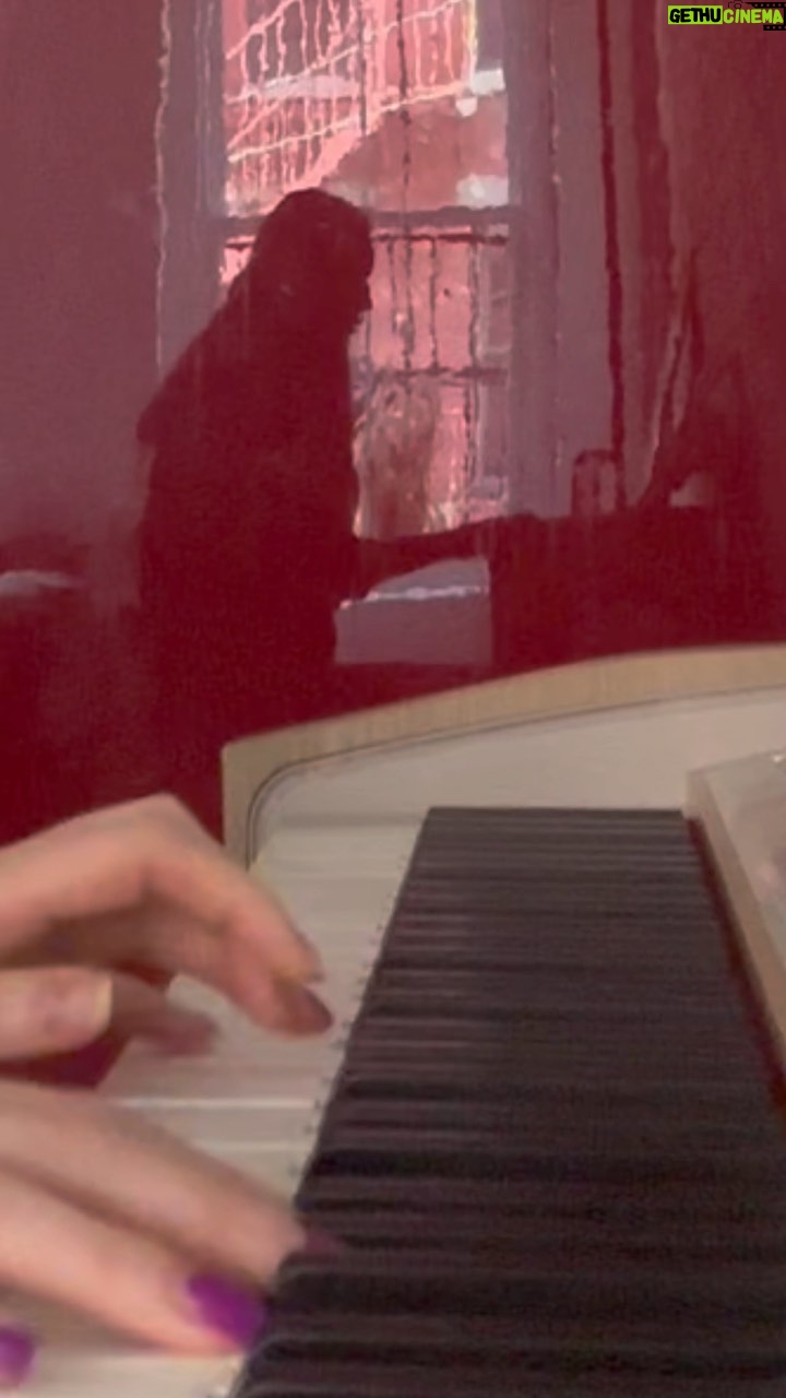 Karen Gillan Instagram - Back to piano school 🎹 #piano #pianoplayer #schumann #classicalpiano #inneedofamanicure