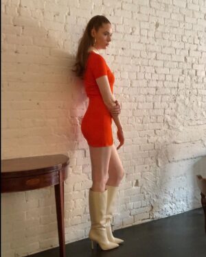 Karen Gillan Instagram - 🍓

Styling @rebeccacorbinmurray 
Hair @thedavidcruz 
Make up @tyronmachhausen 
Look @joostricot