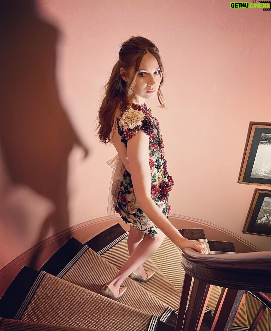 Karen Gillan Instagram - Got my glad rags on for the Thor: Love and Thunder premiere last night. Style @rebeccacorbinmurray Hair @bobbyeliot Make up @jennakristina Nails and overall vibes @nataliehoseltonstyle Frock @oscardelarenta