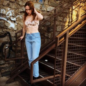 Karen Gillan Instagram - Haven’t posed in while, as you’ll see if you dare to swipe 🤗