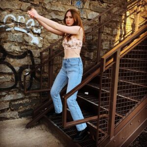 Karen Gillan Instagram - Haven’t posed in while, as you’ll see if you dare to swipe 🤗