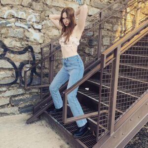 Karen Gillan Instagram - Haven’t posed in while, as you’ll see if you dare to swipe 🤗