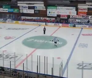 Kari Hietalahti Instagram - Today i did a penalty shot… with a rocket launcher🔥 Charity match 💥Savonlinna All Stars vs Pietarinkadun Oilers 🏒 
•
#pietarinkadunoilers #SaPKo #charitymatch #hockeygame #letsplayhockey #rocketlouncher #penaltyshot #hattury