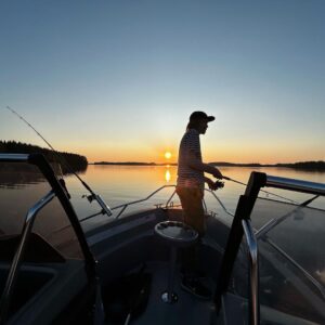 Kari Hietalahti Instagram - Trolling at One Point Perspective 🌕 with @sakari_hietalahti 
•
#trolling #onepointperspective #LakeSaimaa💙 #pikeperchfishing #pikefishing #lakeatsunset #sunset_pics #opminternational #yamahamotorfinland #yamarincross #skifferrestaurant