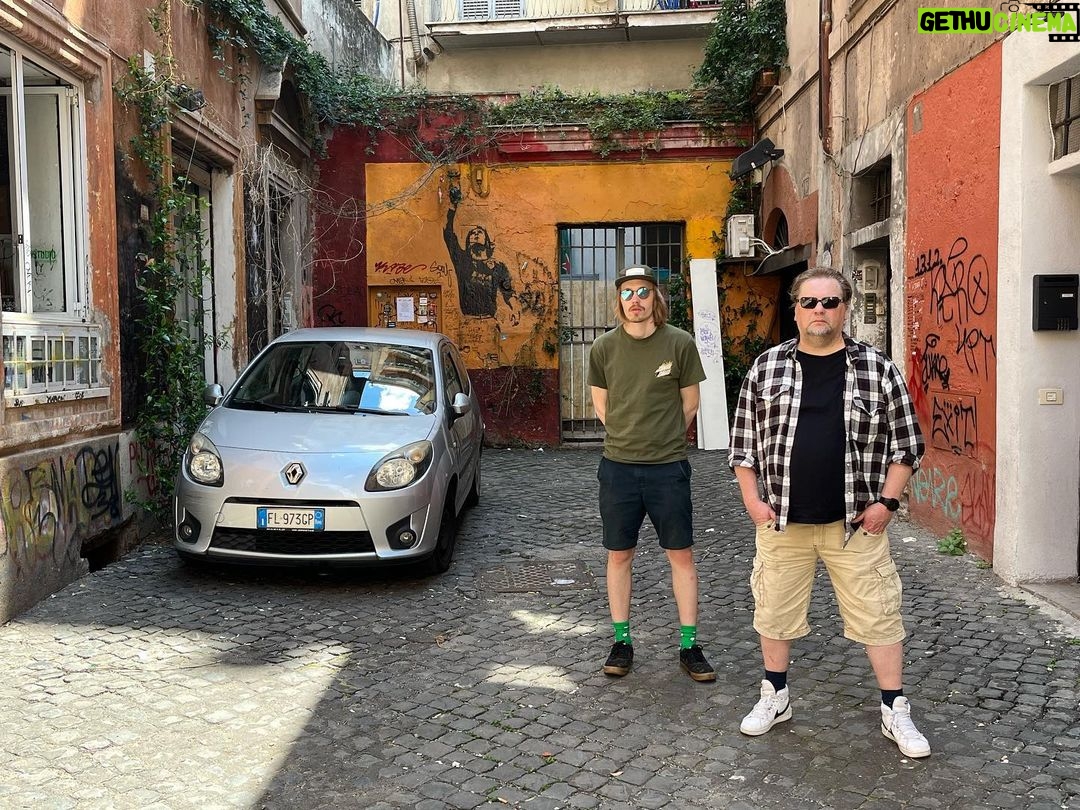 Kari Hietalahti Instagram - Murales Totti 🐺 • #francescototti #muralpainting #asroma #asromavsinter #forzaroma💛❤️ #muraletotti #streetart Via Del Pozzuolo