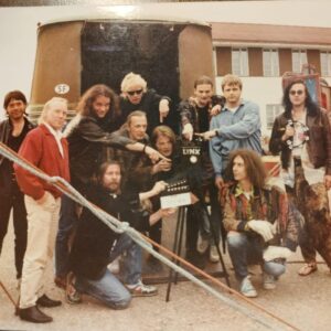 Kari Hietalahti Instagram - Anssi Tikanmäki Film Orchestra and selfmade ”Lynx” movie camera 🎬” Man with a Movie Camera” 🎥 Sodankylä🌞 Midnight Sun Film Festival 1990 
•
#anssitikanmäkifilmiorkesteri #anssitikanmäki #sodankylänelokuvajuhlat #midnightsunfilmfestival #anssitikanmäkifilmorcestra #ATFO #mattipellonpää #ippekätkä #jariyliaho #juusonordlund #ilaloueranta #frogley #joevestich #manwithamoviecamera