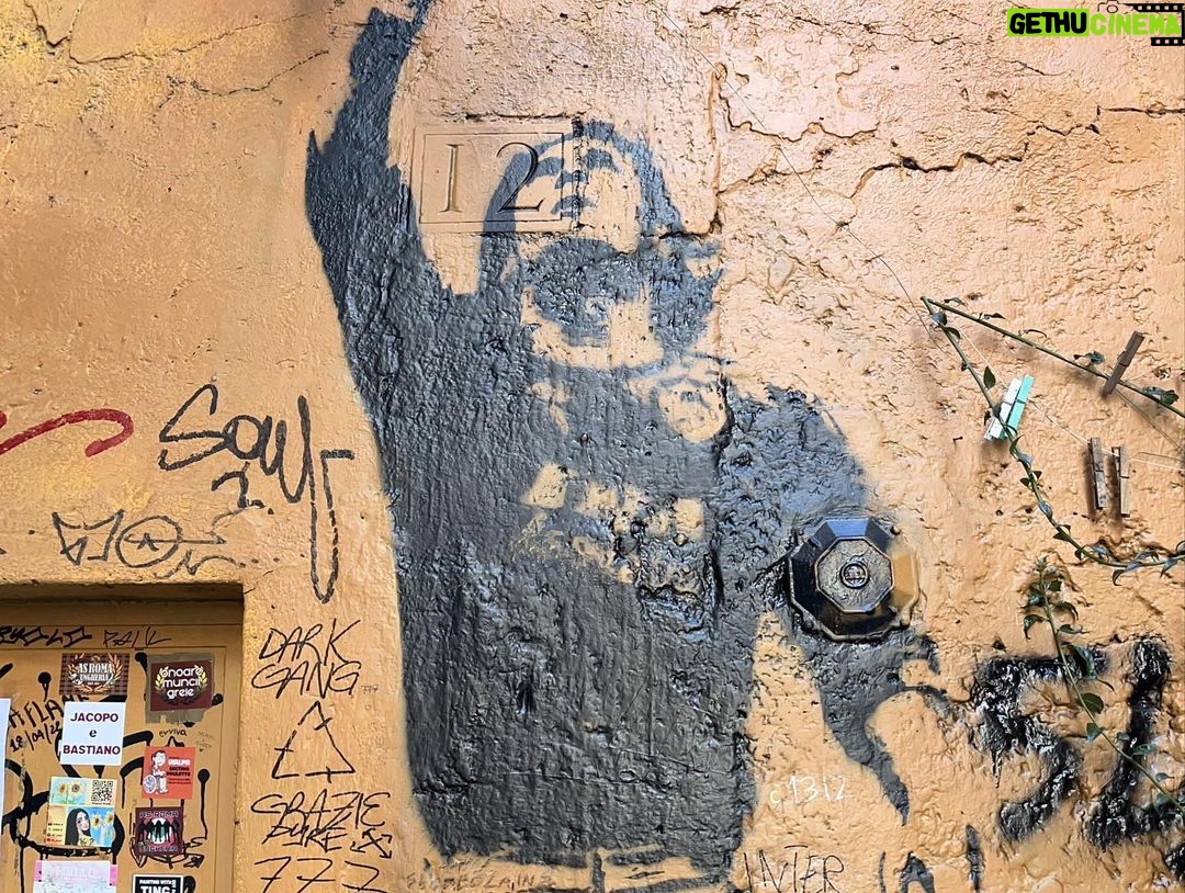 Kari Hietalahti Instagram - Murales Totti 🐺 • #francescototti #muralpainting #asroma #asromavsinter #forzaroma💛❤️ #muraletotti #streetart Via Del Pozzuolo