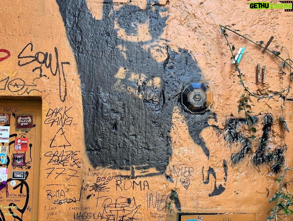 Kari Hietalahti Instagram - Murales Totti 🐺 • #francescototti #muralpainting #asroma #asromavsinter #forzaroma💛❤️ #muraletotti #streetart Via Del Pozzuolo