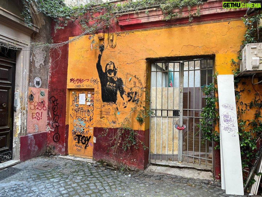 Kari Hietalahti Instagram - Murales Totti 🐺 • #francescototti #muralpainting #asroma #asromavsinter #forzaroma💛❤️ #muraletotti #streetart Via Del Pozzuolo
