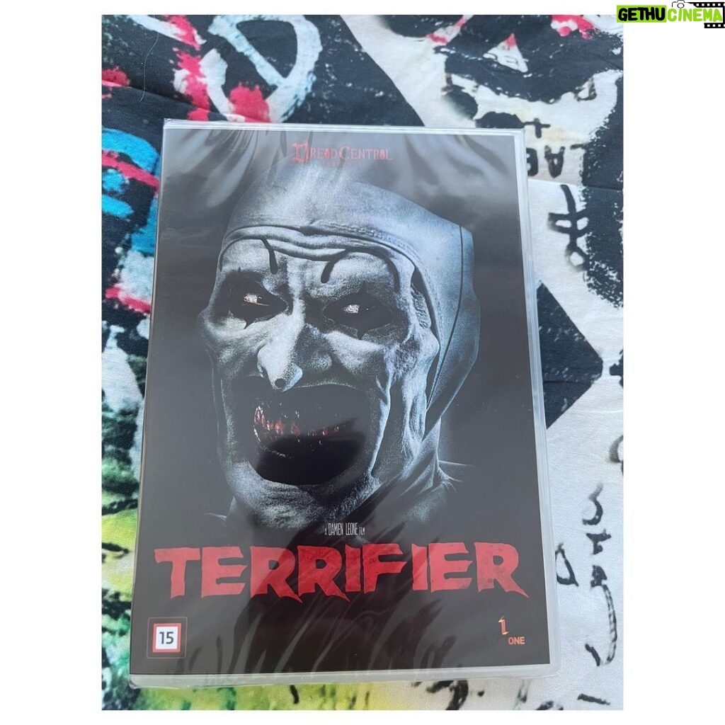 Kari Hietalahti Instagram - a papparazzi photo of me buying a nice weekend movie for my family @nightvisionsfestival 👹 • #nightvisionsfestival #papparazzishot #biorex #horrormovies #terrifier Bio Rex