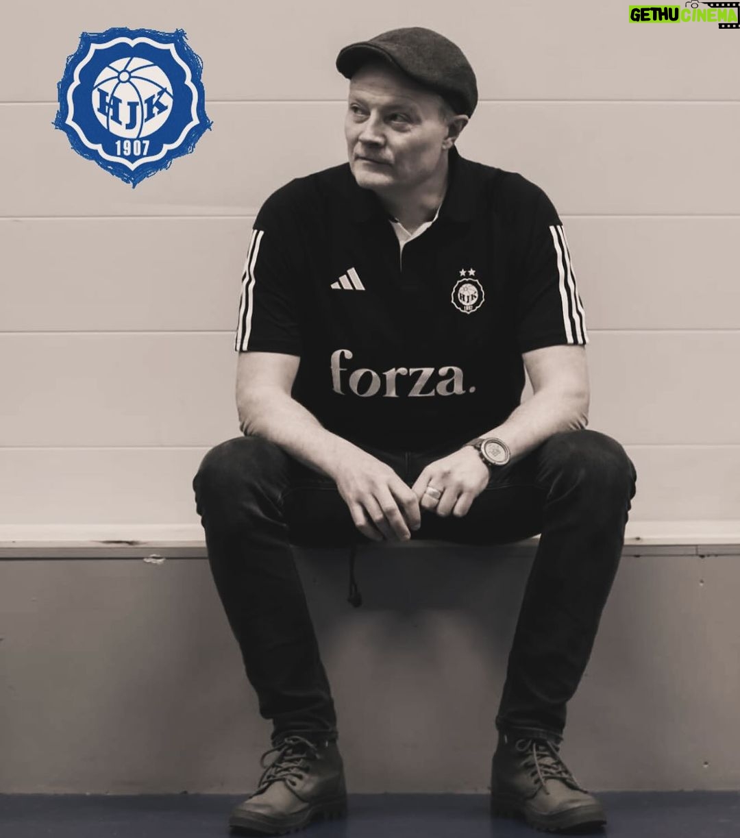 Kari Hietalahti Instagram - A great team makes a happy coach 💙🤍 Next game on saturday 9.12 ⏰ 13:45🎅 We call it sexy futsal🐰 Come to enjoy and support @hjkfutsal_official 💛 Photo @lonnqvistmira • #hjkfutsal #hjkhelsinki #forzahjk #forzahelsinki #adidassuomi #yellowfilmtv #futsalfinland #futsalkakkonen #klubipääty Latokartanon Liikuntahalli