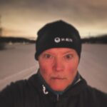 Kari Hietalahti Instagram - Jag åkte skidor tjugofem kilometer och sedan började jag få lust med kaffe och en bulle. ☕️🍩 #gundeblacksvan 🦤 #25km #220km✔️ #fiscerski #fischermaastohiihto #fischertwinskin #rossignolskinskis #customski #paloheinä #helsinkiskiweeks #xcskiing #suomenlatupaloheinä #perinteinenhiihto Niskala Arboretum