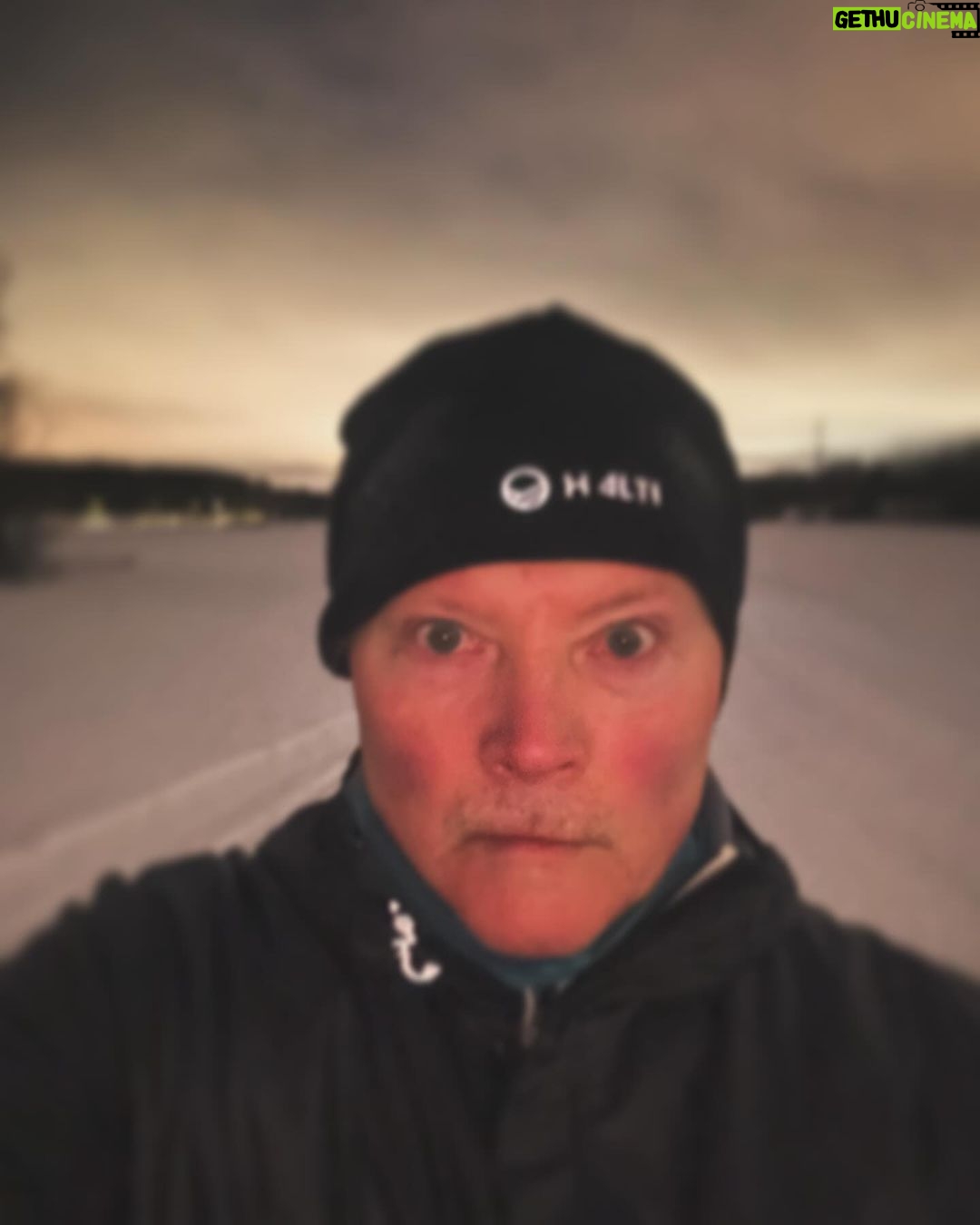 Kari Hietalahti - 836 Likes - Jag åkte skidor tjugofem kilometer och sedan började jag få lust med kaffe och en bulle. ☕️🍩
#gundeblacksvan 🦤 #25km #220km✔️ #fiscerski #fischermaastohiihto #fischertwinskin #rossignolskinskis #customski #paloheinä #helsinkiskiweeks #xcskiing #suomenlatupaloheinä #perinteinenhiihto