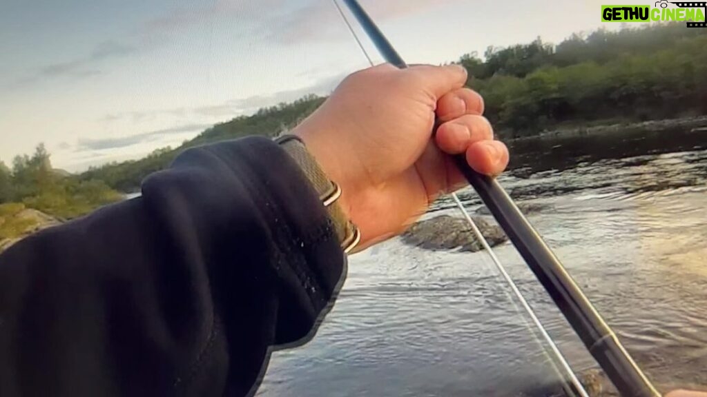 Kari Hietalahti Instagram - Norwegian Little Foot 🇳🇴 Thanks for tailing Mårten från Sverige! 🇸🇪 • #visionflyfishing #atlanticsalmon #flyfishing #norway🇳🇴 #finnmark #skoganvarrevillmark #akefly • Lakselva River