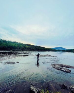 Kari Hietalahti Instagram - Zen☯️ Photo @anttijjokinen 
•
#visionflyfishing #flyfishing #norway🇳🇴 #atlanticsalmonflyfishing #skoganvarrevillmark