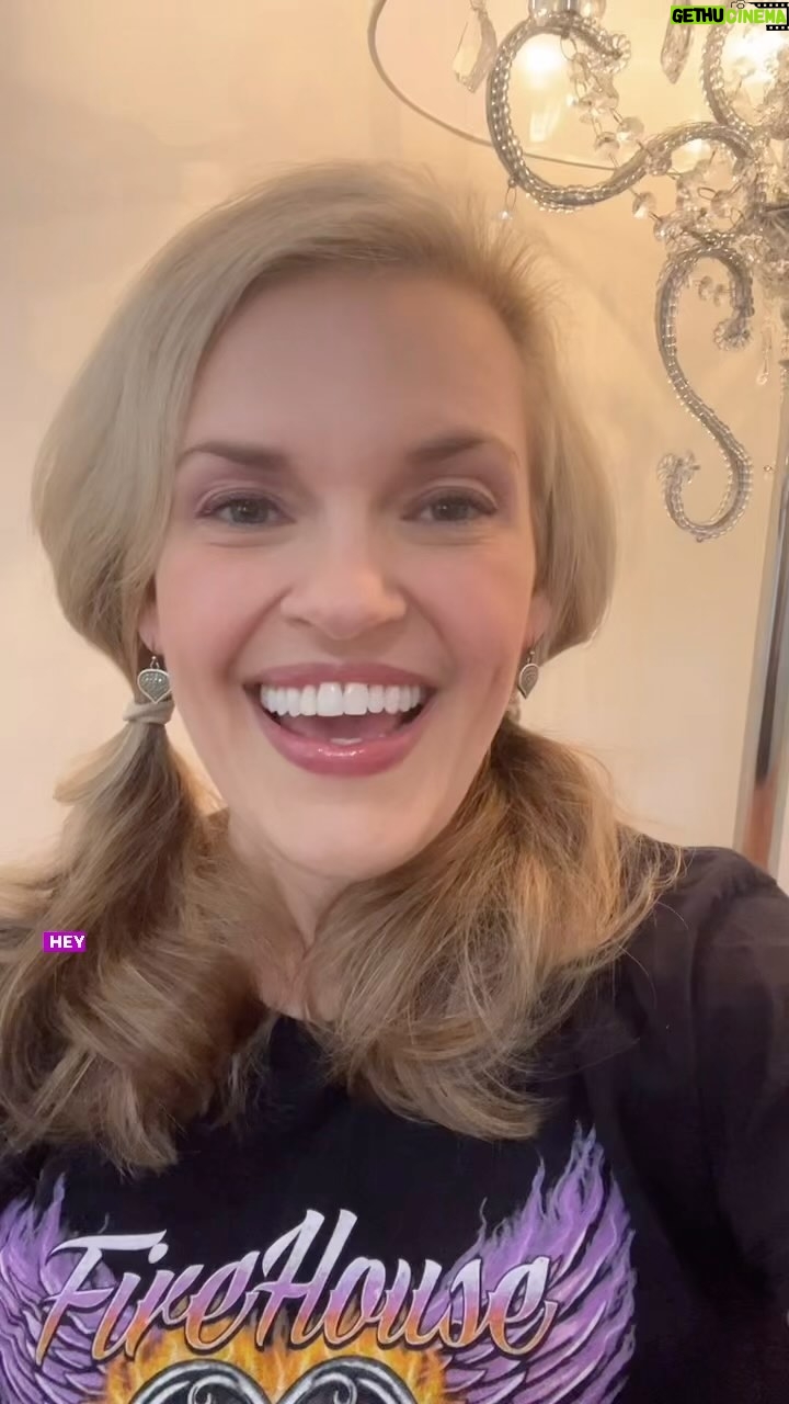 Kari Wahlgren Instagram - ✈️ Can’t get to a convention? No problem! I’ll be doing an online signing for @colorworldlive on October 7! ✍🏼 You can sign up to get prints signed, audio recordings or chat with me one on one at colorworldlive.com. See you soon! 💗 #convention #autographsigning #voiceover #cartoons #anime #videogames