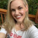 Kari Wahlgren Instagram - Taking a little time to recharge with family and friends back home in Kansas…🥰💗🌻