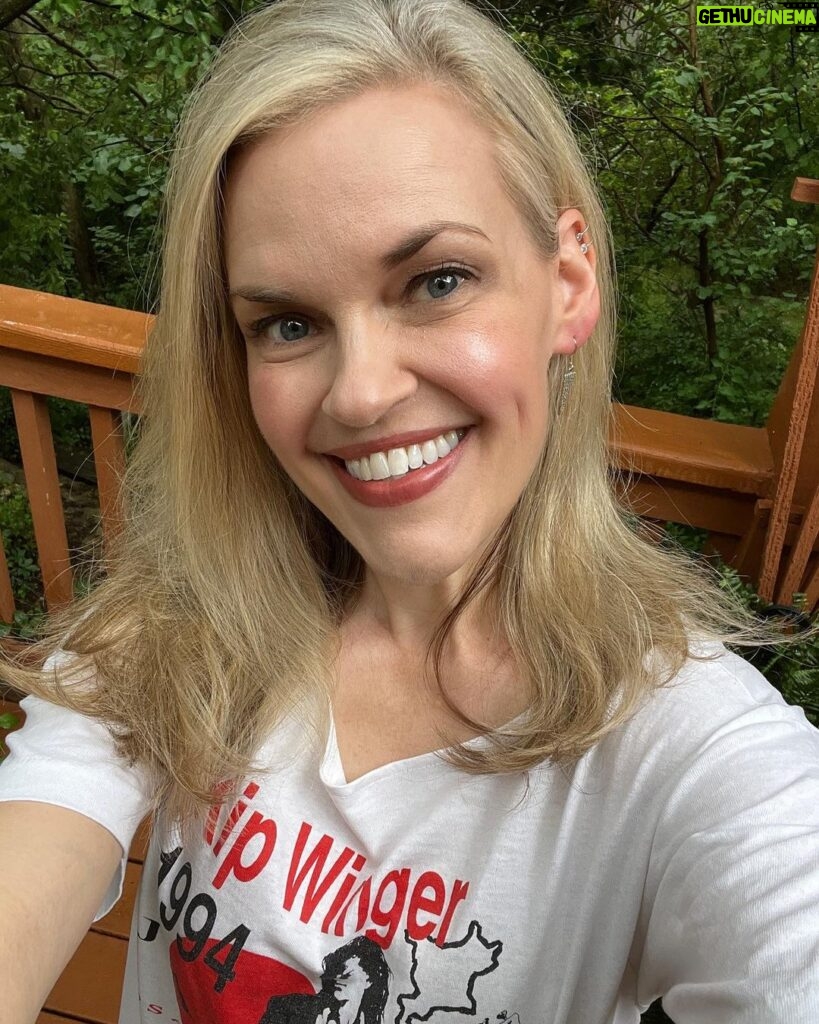 Kari Wahlgren Instagram - Taking a little time to recharge with family and friends back home in Kansas…🥰💗🌻
