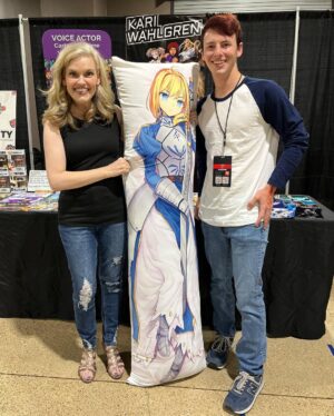 Kari Wahlgren Instagram - Met some lovely people today @collegestationcomiccon !!😍