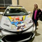 Kari Wahlgren Instagram - WOW! Look at these FLCL and Saber Alter Cars! 😱😍😍 Amazing cosplay and wonderful fans at day two of @kamicon_official! 💗 #convention #anime #fanart #cosplay #fandom #voiceover #videogames