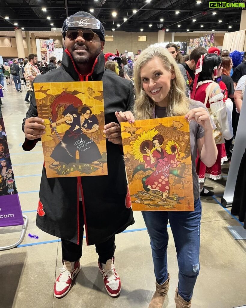 Kari Wahlgren Instagram - First day at @kamicon_official! Today’s highlight was seeing this amazing Fuu art at my table, and then getting to meet the artist @tsukimusha. Thank you for the beautiful gifted print!! 💗 Loved meeting some of you today, and can’t wait to meet all of you this weekend! #samuraichamploo #fanart #cosplay #convention