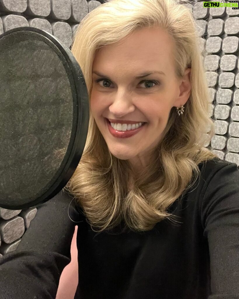 Kari Wahlgren Instagram - Let’s start off this week strong. You can do it! 💗 #mondaymotivation #behindthescenes #voiceover #voiceactor