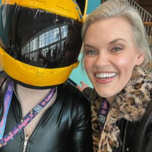 Kari Wahlgren Instagram - What an incredible first day of @anime_los_angeles! The fans could not have been more wonderful.…Looking forward to day two! 😎

(PS- My recent favorite thing is taking elevator pictures of people in cosplay. It just makes me so happy… 😍 So prepare to be photobombed at future conventions. 🤪🥰)

#anime #convention #flcl #voiceover #cosplay #fandom