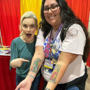 Kari Wahlgren Instagram - What an incredible first day of @anime_los_angeles! The fans could not have been more wonderful.…Looking forward to day two! 😎

(PS- My recent favorite thing is taking elevator pictures of people in cosplay. It just makes me so happy… 😍 So prepare to be photobombed at future conventions. 🤪🥰)

#anime #convention #flcl #voiceover #cosplay #fandom
