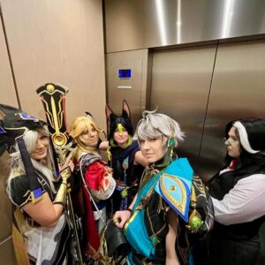Kari Wahlgren Instagram - What an incredible first day of @anime_los_angeles! The fans could not have been more wonderful.…Looking forward to day two! 😎

(PS- My recent favorite thing is taking elevator pictures of people in cosplay. It just makes me so happy… 😍 So prepare to be photobombed at future conventions. 🤪🥰)

#anime #convention #flcl #voiceover #cosplay #fandom