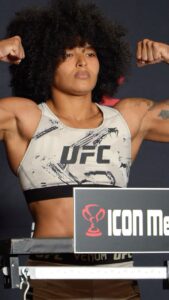 Karine Silva Instagram - No peso!! A @karine_killer_ufc faz a segunda luta do #ufcfightnight amanhã e nós vamos com ela segurando o baldinho!! O evento começa às 17:00hs com transmissão do @ufcfightpassbr !! Let’s goooo!! #karinekiller #mma #ufc #ufcbrasil #gileribeiro #mmahoje 🎥 Video feito pelo brother @ogshawnymack da @fullsend_mma - segue lá pessoal Las Vegas, Nevada