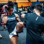 Karine Silva Instagram - Se você não vê o que eu faço todos os dias, então não posso prestar atenção no que você fala sobre mim todos os dias. Você não sabe a hora que eu acordo, quanto tempo eu treino, não sabe o que eu passo, só vê o produto final, onde eu faço parecer ser fácil. Eu realmente não presto atenção a esses ruídos externos. Meu círculo é tão pequeno que eles vão me dizer a verdade o tempo todo. Eu sei quem eu sou, sei o quão diferente eu sou e está tudo bem. Treino: @ctsantafe_team / @jonatanoliveira1989 Foto: @carlosmartinifotografo #muaythai #jiujitsu #preparacaofisica #ufc #ufc292 #ufcfightpass #boston #karinekiller #killerkarine #luta #psicologoesportivo Curitiba, Paraná