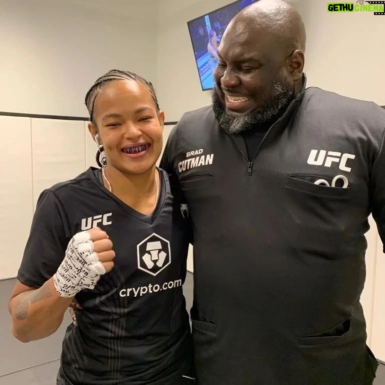 Karine Silva Instagram - Que satisfação poder encontrar meu amiguinho @that_damn_tate , apesar dele não fazer as minhas mãozinhas hoje, ele fez na minha estréia e segundo ele é a menor mão que ele já fez no UFC. What a pleasure to be able to meet my little friend @that_damn_tate , although he didn't do my little hands today, he did on my debut and according to him it's the smallest hand he's ever done in the UFC. Foto de 04/05/22 e 22/04/23 #ufcbrasil #ufcfighter #ufcfightnight #ufc #ufcfightnight #lasvegas #ufcvegas71 #ufcfigthpass #ufcfightnight #ufcvegas