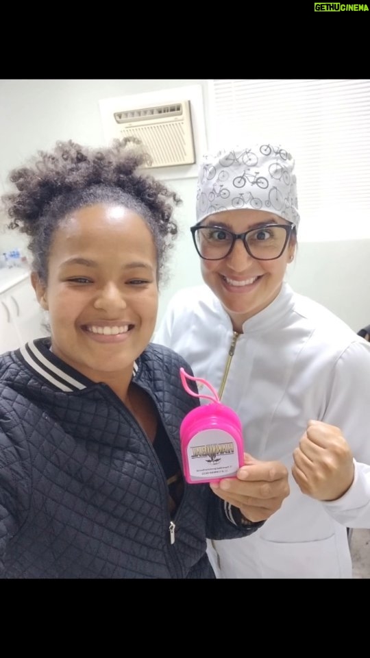 Karine Silva Instagram - Ontem foi dia de visitar a melhor dentista de Curitiba e Região @dradianadepaula . Fui buscar meu novo Protetor Bucal personalizado que foi feito pelo melhor do mundo, @hannibalprotetorbucal e não é exagero. Eu particularmente uso 3 tipos de protetores, um para os treinos de luta, outro para a preparação física e treino de força e para dormir bem, a placa para bruxismo. Todos foram feitos pela Dr. Diana de Paula @dradianadepaula e o Jotinha da @hannibalprotetorbucal . Eu só tenho a agradecer essa amizade e parceira de ano. Vocês são os melhores sem sombra de dúvidas. Obrigada por essa caminhada juntos. 🦷 DENTISTA 🦷 @dradianadepaula Clínica Geral .Odontologia Esportiva 📱Agendamento via WhatsApp (41) 99809-0624 📍Endereço: Av Sete de Setembro 3611, Curitiba, Brazil PROTETOR BUCAL @hannibalprotetorbucal #hannibalprotetorbucal #dradianadepaula #bruxismo #odontologia #dentista #saudebucal #protetorbucal #karinekiller #karinesilva #killerkarine #protetorbucal #odontologiaesportiva #especialista #dentista #protectionchampion #mma #protetoresbucais #dentist #ortodontia #jiujitsu #boxe #protetorbucalesportivo #odontologiadoesporte