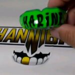 Karine Silva Instagram – Para aqueles que não conhecem, Hannibal @hannibalprotetorbucal é uma linha de protetores bucais personalizados tanto para atletas profissionais, quanto para amadores.
A prática de esportes, mesmo aqueles de modalidades mais leves, pode resultar em lesões bucais e traumatismos. Isso porque o contato físico e os impactos são muito frequentes, oferecendo risco de acidentes com as estruturas da região da boca. Por isso, o uso do protetor bucal é indicado como prevenção a esses casos.
Ele é um equipamento de segurança indispensável, Além disso, interfere pouco na fala, não atrapalha a respiração e permite a deglutição de líquidos. É mais confortável porque não agride as gengivas, nem outros tecidos moles. Conta, ainda, com o diferencial da possibilidade de ser personalizado com desenhos, uma cor específicas e outras características, que o tornam único e exclusivo.
Os modelos de protetor bucal personalizados são aqueles confeccionados para cada pessoa, portanto, encaixam-se perfeitamente na boca e na arcada dentária.
Está esperando oq para encomendar o seu protetor bucal com a @dradianadepaula e o Jotinha da @hannibalprotetorbucal
#hannibalmouthguard #protetorbucal #mouthguard #muaythai #kickboxing #mma #boxe #bjj #brazilianjiujitsu #jiujitsu #artesmarciais #artesuave #karatê #killer #karinekiller #ufc Curitiba, Paraná