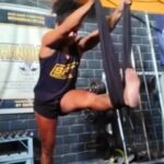 Karine Silva Instagram - Depois do treino aqui na @ctsantafe_team , é hora de alongar e treinar a mobilidade, assim aproveito e coloco em prática os ensinamentos da professora @simonesedor de Aerial Yoga 🧘🏾. #aerial #yoga #yogainspiration #yogalife #aerialphotography #namaste #meditação #photography #instagood #yogaeveryday #lifestyle #yogaeverywhere #muaythai #mma