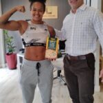 Karine Silva Instagram - Fala galera, tudo bem com vcs? Trouxe um pedacinho do que rolou no Podcast Esporte Show @podcastesporteshowpr nessa segunda-feira dia 16/10. Falamos sobre a minha trajetória até chegar ao UFC, minha preparação física com o @tfpatrickcardoso , o acompanhamento psicológico com o @marcoantoniodossferreira ( Dr. Fofinho) e o acompanhamento nutricional. Nessa parte do podcast, falo um pouco sobre o meu nutricionista esportivo @lucasgossling , o processo da perda de peso, assim como a alimentação utilizada. Falo também sobre o processo de recuperação do peso pós pesagem e de como a @vapza me auxilia nessa jornada. Valeu galera, espero que gostem.. Abraços Graças ao melhor nutricionista esportivo do mundo, agora eu não sofro mais nos cortes de peso 🙏🏾 #karinekiller #killerkarine #nutri #nutrition #nutricionista #esporte #mma #ufcfeminino #ufc #lucasgosling #preparacaofisica #ufcfightpass