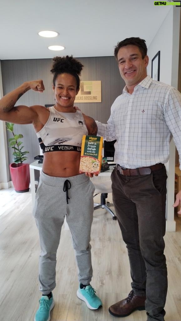 Karine Silva Instagram - Fala galera, tudo bem com vcs? Trouxe um pedacinho do que rolou no Podcast Esporte Show @podcastesporteshowpr nessa segunda-feira dia 16/10. Falamos sobre a minha trajetória até chegar ao UFC, minha preparação física com o @tfpatrickcardoso , o acompanhamento psicológico com o @marcoantoniodossferreira ( Dr. Fofinho) e o acompanhamento nutricional. Nessa parte do podcast, falo um pouco sobre o meu nutricionista esportivo @lucasgossling , o processo da perda de peso, assim como a alimentação utilizada. Falo também sobre o processo de recuperação do peso pós pesagem e de como a @vapza me auxilia nessa jornada. Valeu galera, espero que gostem.. Abraços Graças ao melhor nutricionista esportivo do mundo, agora eu não sofro mais nos cortes de peso 🙏🏾 #karinekiller #killerkarine #nutri #nutrition #nutricionista #esporte #mma #ufcfeminino #ufc #lucasgosling #preparacaofisica #ufcfightpass