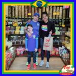 Karine Silva Instagram - Não sei vocês... Agora eu, estou devidamente uniformizada para a COPA graças a @emporio.topmix que me presenteou com uma linda camiseta e um boné do Brasil #TimeEMPÓRIOTOPMIX , eu estou pronta para os jogos e claro que eu não deixei de conferir tudo que tem lá, afinal de contas, COPA sem petisco não é COPA e na @emporio.topmix vc encontra tudo oq vc precisa, além de queijos, doces, bebidas e muito mais... Então não deixe de visitar... Empório Top Mix Alimentos e bebidas Horário de funcionamento: De Terça a Sábado: das 8:00 às 18:00 Dom:8:00 às 13:00 ☎️(41) 3010-2544 📱(41) 999505456 📍Avenida Sete de Setembro, 1865-Box 360, Curitiba, Brazil 80060-070 Obrigada Time @emporio.topmix @primodas_online @rafaelcaldeira_s #emporiotopmix #mercadomunicipalcuritiba #produtonatural #karinekiller #killerkarine #curitiba #finaldeano #photooftheday
