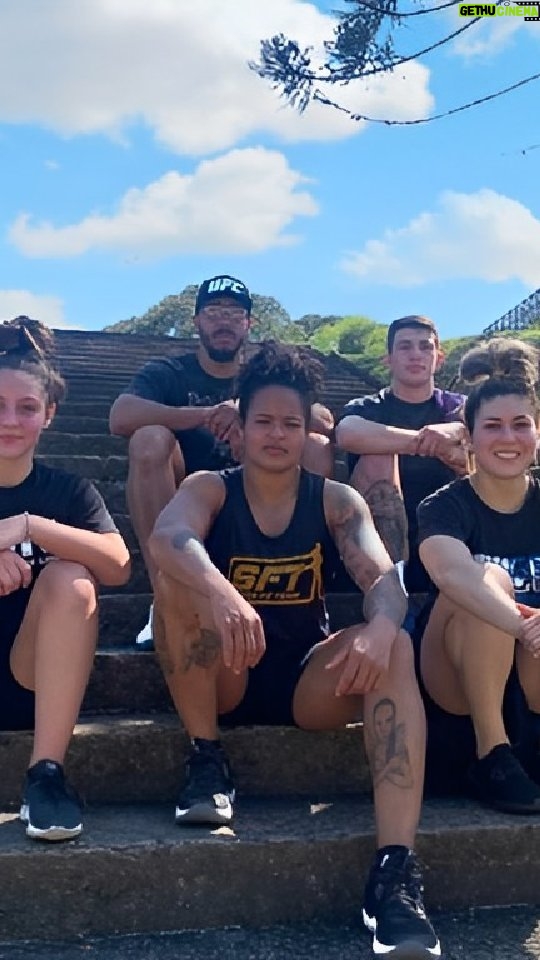 Karine Silva Instagram - E assim foi nossa manhã de sábado... Oq antes eram dois, hoje somos cinco. Team Patrick Cardoso crescendo e só com atletas de ponta. Gratidão pelo treino 🏃🏾♀️ PREPARADOR FÍSICO: @tfpatrickcardoso ATLETAS: @ca_matosmma - MMA / MUAY THAI /KICKBOXING @camisbianca - JIU-JITSU @ellydaknoth - JUDÔ / JIU-JITSU #patrickcardoso #patrickcardosopreparadorfisico #karinesilva #karinekillerufc #karinekiller #killerkarine #judo #jiujitsu #mma #kickboxing #ctgileribeiro #gileribeiro #gileribeirobjj #ctsantafeteam #preparacaofisica #escadaria Museu Oscar Nyemaier