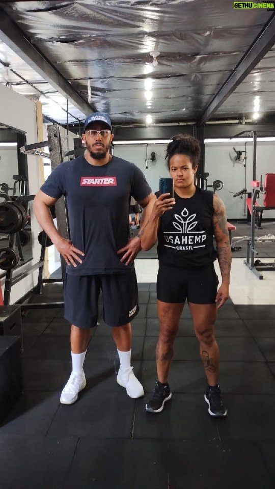 Karine Silva Instagram - Depois de 2 horas de recovery com a @performancerecoverycwb foi hora de encarar a Preparação Física com o @tfpatrickcardoso na academia @basecorporal .Treino de força subindo carga . Hj terra e agachamento com 160 kg. É ÓBVIO que quando chegar em casa além do banho normal, vou precisar de um banho de PAIN GEL da @brasilusahemp 💚🌿 RECOVERY: @performancerecoverycwb PREPARAÇÃO FÍSICA: @tfpatrickcardoso ACADEMIA: @basecorporal MEDICINA CANABINOIDE: @brasilusahemp Representante: @lebiasi #preparacaofisica #patrickcardoso #treinodeforça #basecorporal #basecorporalfitness #patrickcardosopreparadorfisico #recovery #recoveryperformance #performacerecovery #medicinacanabinoide #usahemp #usahempbrasil #paingel #paingelusahemp #cbd Curitiba, Paraná