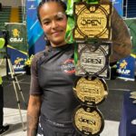 Karine Silva Instagram - Fala galera, tudo bem? Vim aqui compartilhar com vocês o quão incrível foi esse final de semana. Hoje participei do campeonato de no gi e fui campeã da categoria e no absoluto. Estou orgulhosa de tudo o que conquistei e grata por todas as pessoas que me apoiam e que torceram por mim. Encerro essa semana com chave de ouro e aquele sentimento gratificante e motivador de superar os desafios. Valeu MESTRE: @gileribeirobjj MATE: @jonatanmaloqueiro / @ctsantafe_team PREPARADOR FÍSICO: @tfpatrickcardoso ACADEMIA: @basecorporal /@lucas_casanova82 PSICÓLOGO ESPORTIVO: @marcoantoniodossferreira NUTRICIONISTA: @lucasgossling MÉDICO: @drmozartmorais CBD: @brasilusahemp @usahemp @corina_usahemp @medicalhempbrasil EXAMES: @xleme.oficial DENTISTA: @dradianadepaula PROTETOR BUCAL: @hannibalprotetorbucal RECOVERY: performance recoverycwb / @andremiskalo MASSOTERAPEUTA: @terapiascezarnicolotti / @cezarnicolotti MEDICINA CANNABICA: @brasilusahemp / @medicalhempbrasil PRODUTOS NATURAIS: @emporio.topmix /@priscilla_carteri SUPLEMENTO NATURAL: @byounatural SUCOS E SALADAS: @sucos.sa.curitiba / @luis_dodl BALDINHO: @raphaelauad / @mmahoje TATUADOR: @diegorausis / @the_red_fox_tattoo ALIMENTOS DA DIETA: @vapza INGLÊS: @myliveplus/ @andrebueno93 / @rhii_cruz Curitiba, Paraná